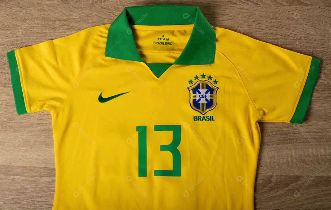 Camisa oficial número 13 da seleção brasileira de futebol. O Brasil está entre os principais países esportivos