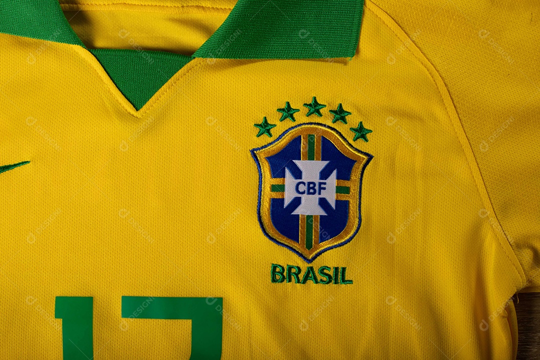 Camisa oficial número 13 da seleção brasileira de futebol. O Brasil está entre os principais países esportivos