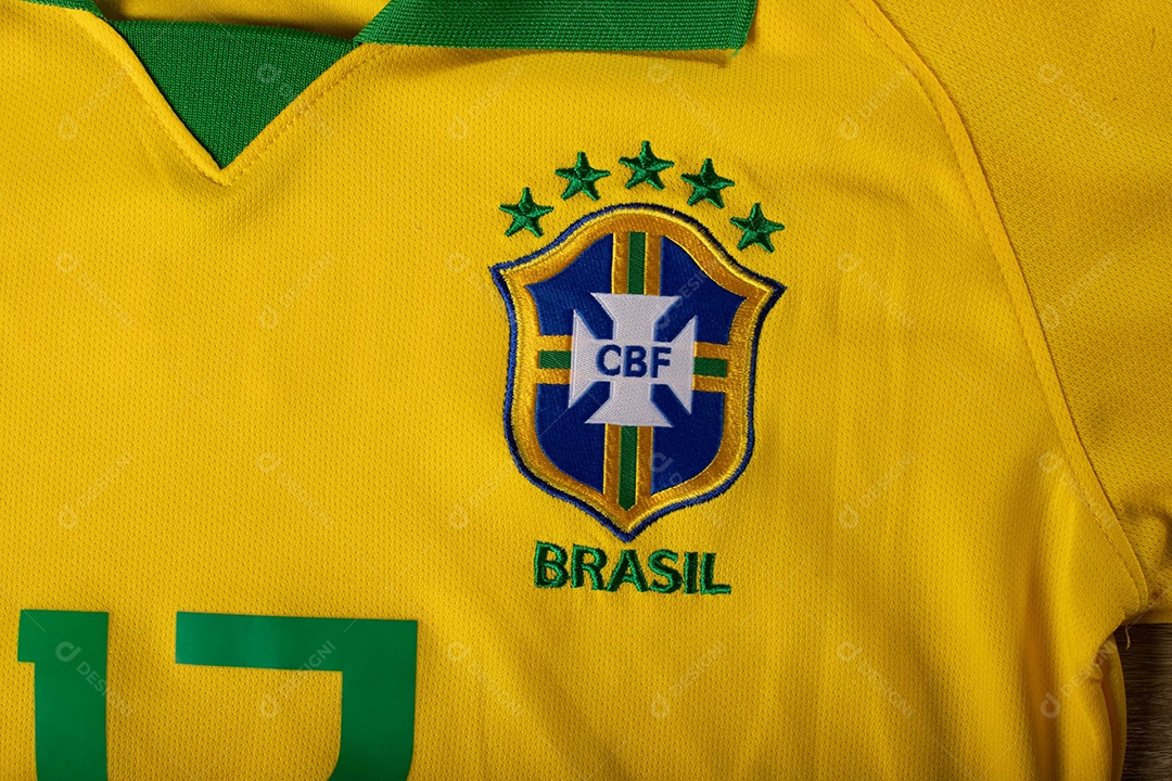 Camisa oficial número 13 da seleção brasileira de futebol. O Brasil está entre os principais países esportivos
