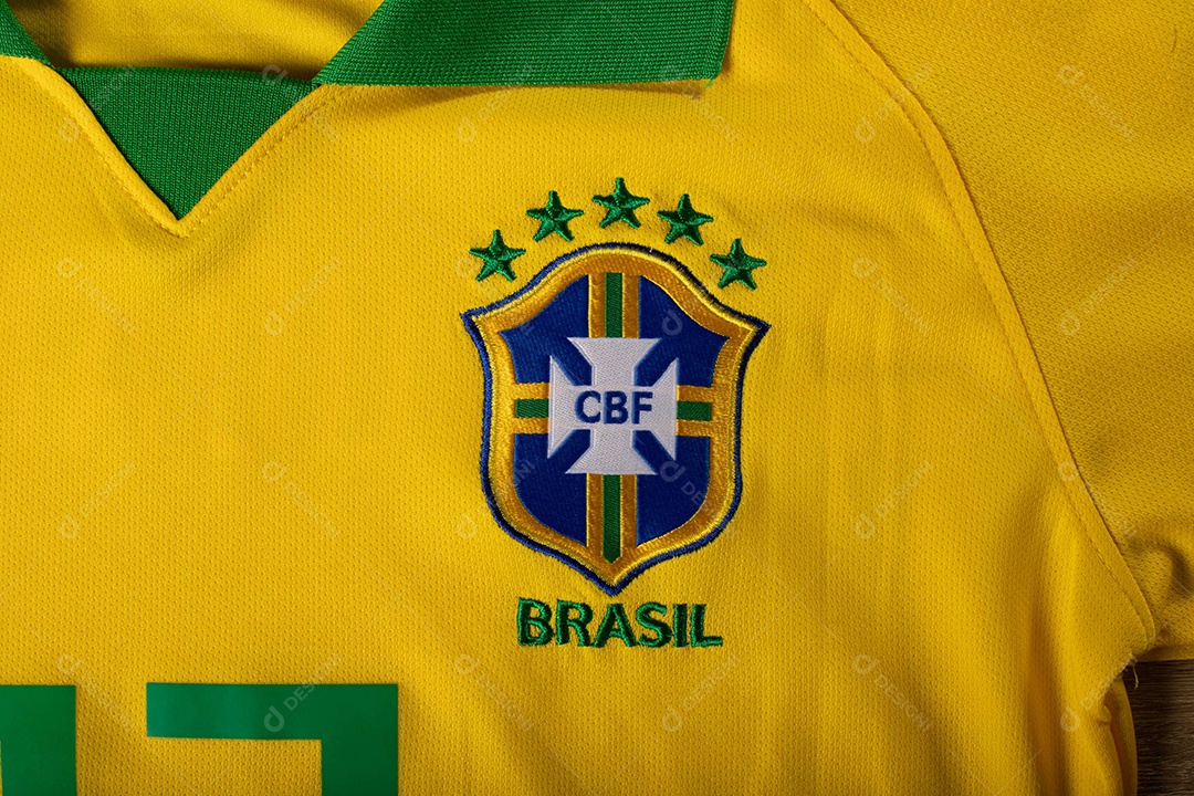 Camisa oficial número 13 da seleção brasileira de futebol. O Brasil está entre os principais países esportivos