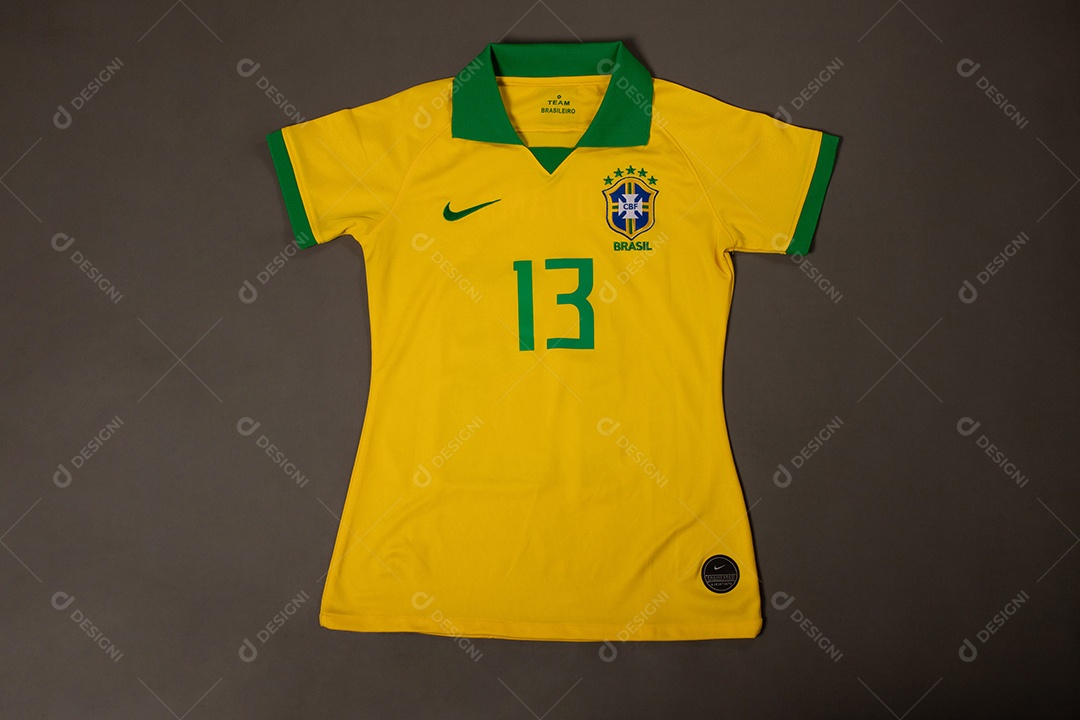 Camisa oficial número 13 da seleção brasileira de futebol. O Brasil está entre os principais países esportivos