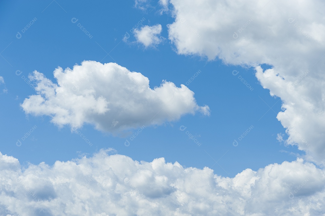 Impressionante céu azul com nuvens brancas na tarde de inverno.