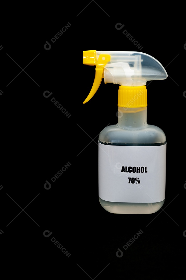 Álcool 70% spray para proteção contra o Coronavírus (COVID-19). Isolado no fundo