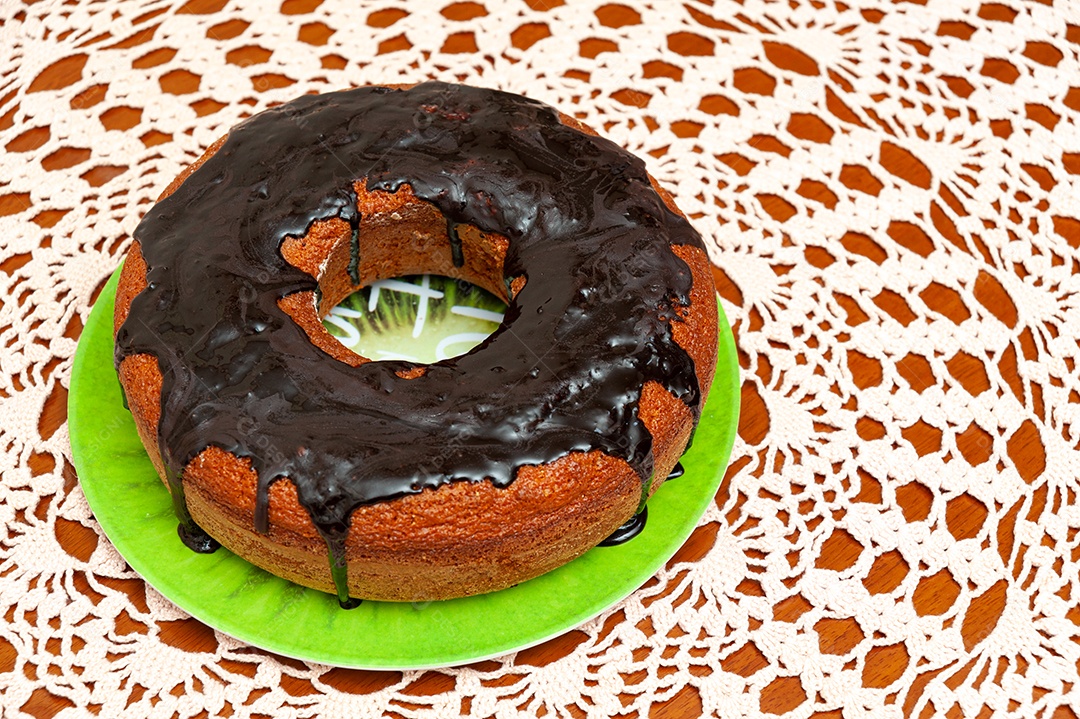 Close-up de bolo de cenoura caseiro tradicional brasileiro delicioso e saudável com calda de chocolate. Tiro vertical.