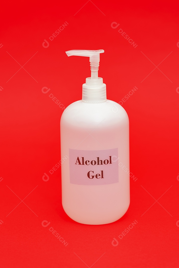 Álcool gel para proteção contra o coronavírus (COVID-19) e outras doenças infecciosas. Isolado em fundo vermelho. Fechar-se. Tiro vertical.