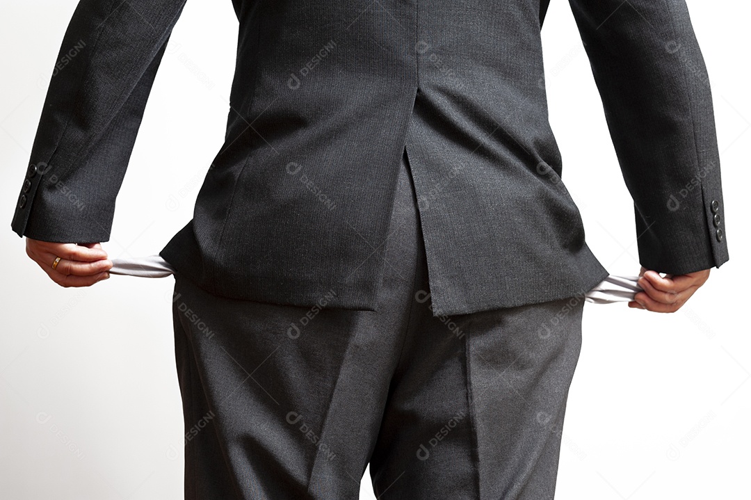 Empresário falido mostrando os bolsos das calças vazias. Conceito: Crise econômica mundial. Isolado no fundo branco. Tiro horizontal.
