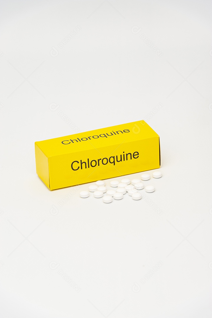 Embalagem de cloroquina com comprimidos espalhados. Isolado no fundo branco. A cloroquina é um medicamento usado no tratamento e profilaxia da malária que também está sendo usado contra o coronavírus (COVID-19). Tiro vertical.