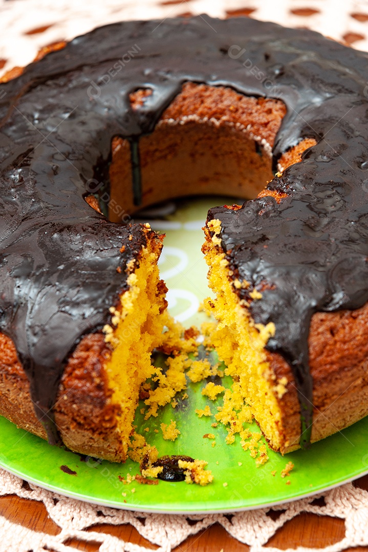 Close-up de bolo de cenoura caseiro tradicional brasileiro delicioso e saudável com calda de chocolate. Tiro vertical.