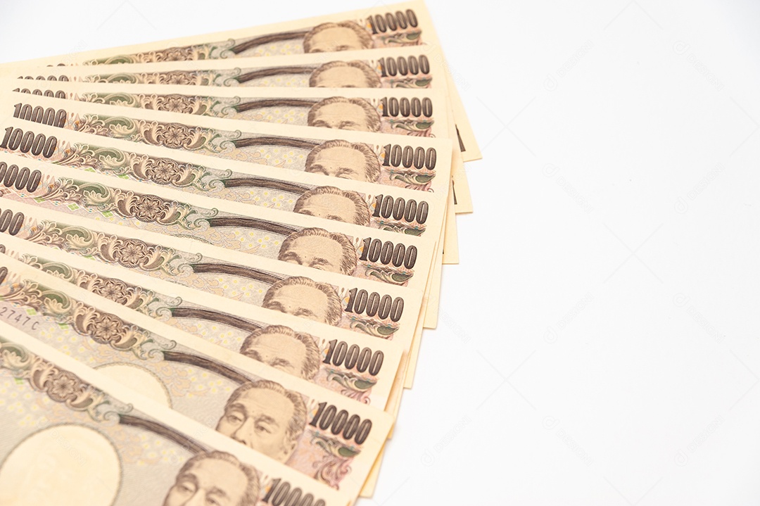 Ienes empilhados em camadas de notas de 10.000 ienes