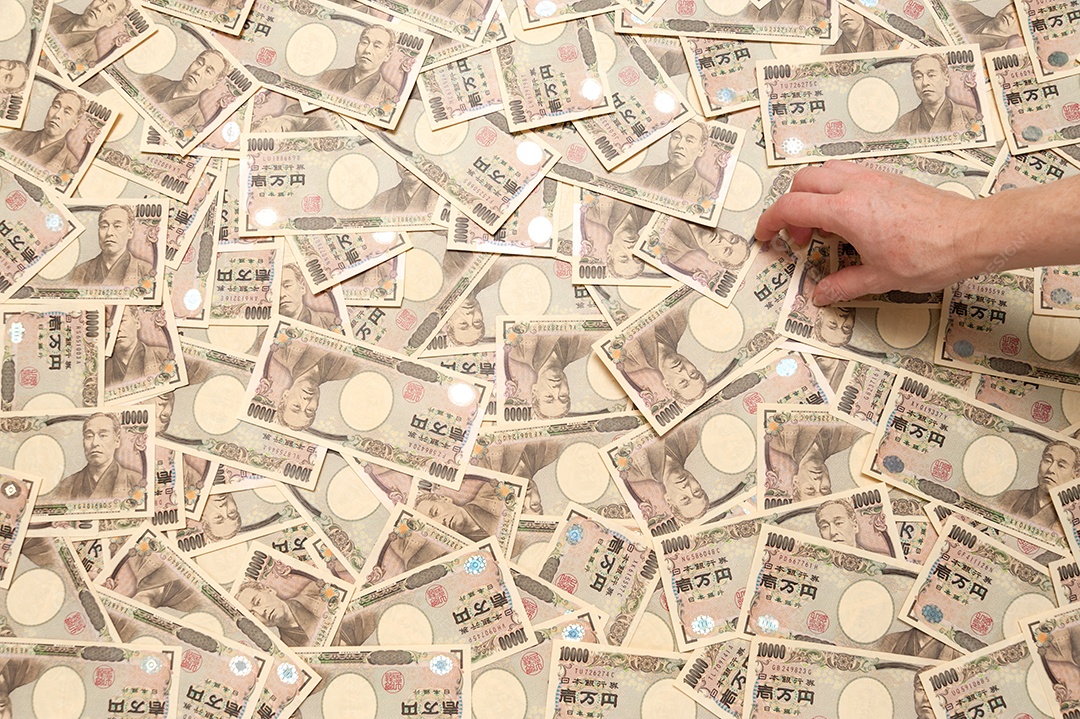 Ienes empilhados em camadas de notas de 10.000 ienes