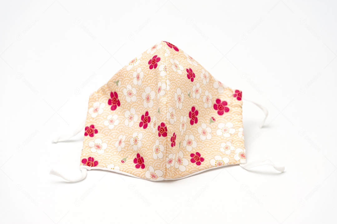 Máscara facial de tecido floral (branco, vermelho e salmão) DIY) para proteção contra coronavírus (COVID-19) e outras doenças infecciosas. Isolado em fundo vermelho. Copie o espaço. Tiro vertical.