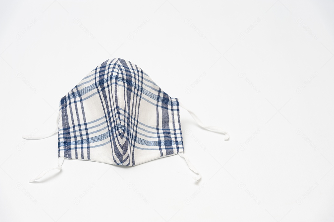 Máscara facial de tecido floral (branco, vermelho e salmão) DIY) para proteção contra coronavírus (COVID-19) e outras doenças infecciosas. Isolado em fundo vermelho. Copie o espaço. Tiro vertical.