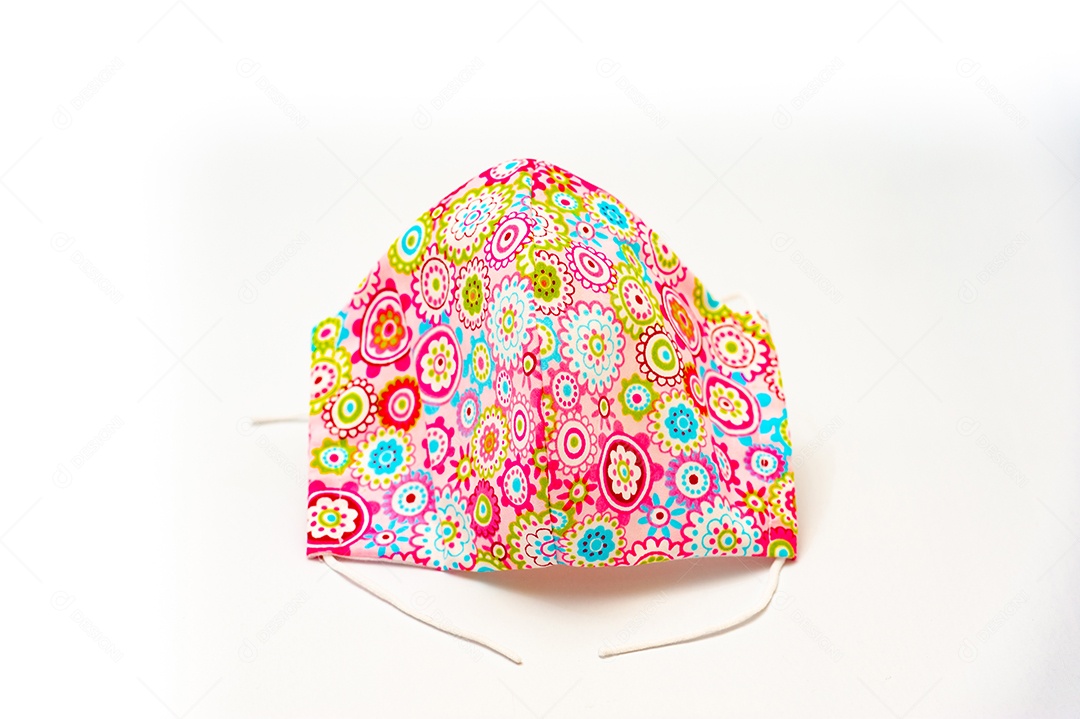 Máscaras faciais de tecido caseiro colorido e floral (DIY) para proteção contra coronavírus (COVID-19) e outras doenças infecciosas. Máscaras para homens, mulheres e crianças. Isolado no fundo branco.