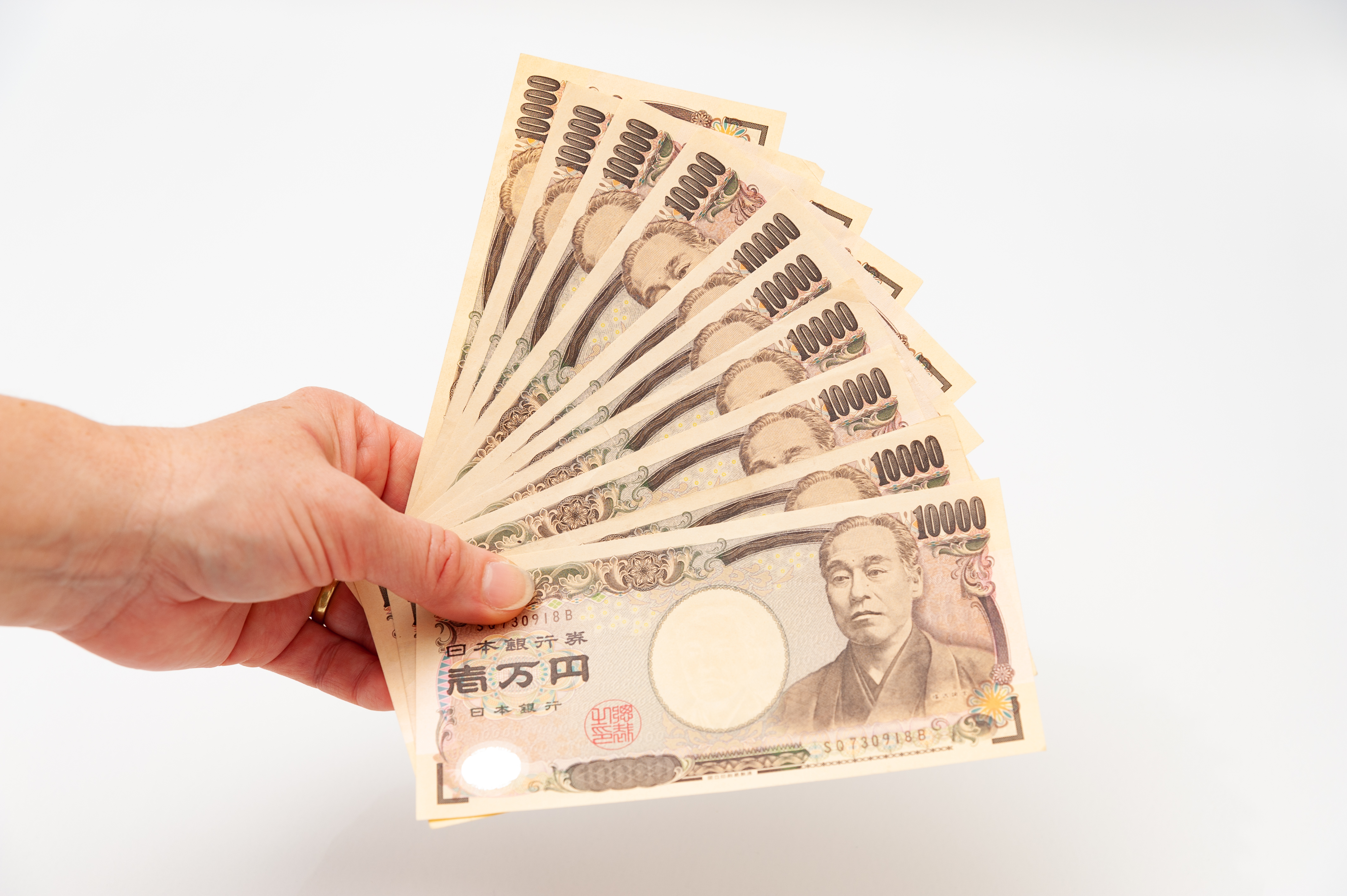 Notas de dez mil ienes empilhadas