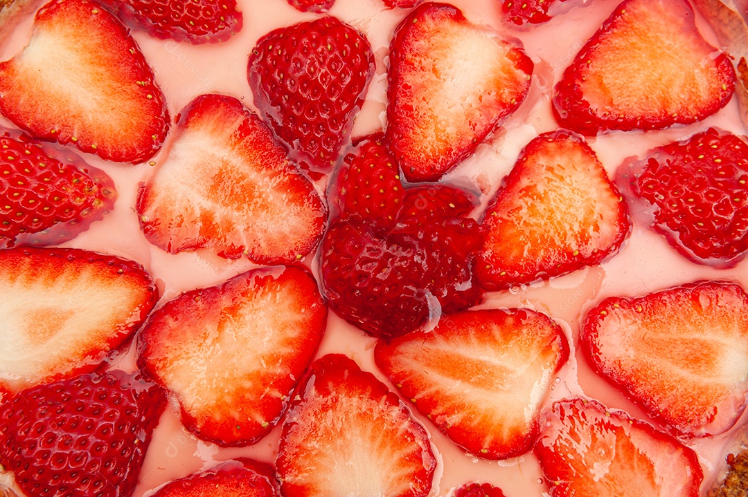 Close-up de deliciosa torta de morango caseira. Vista do topo.