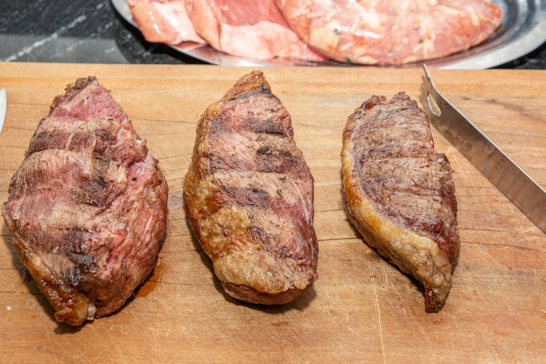 bifes de picanha grelhados na tábua. maior ângulo
