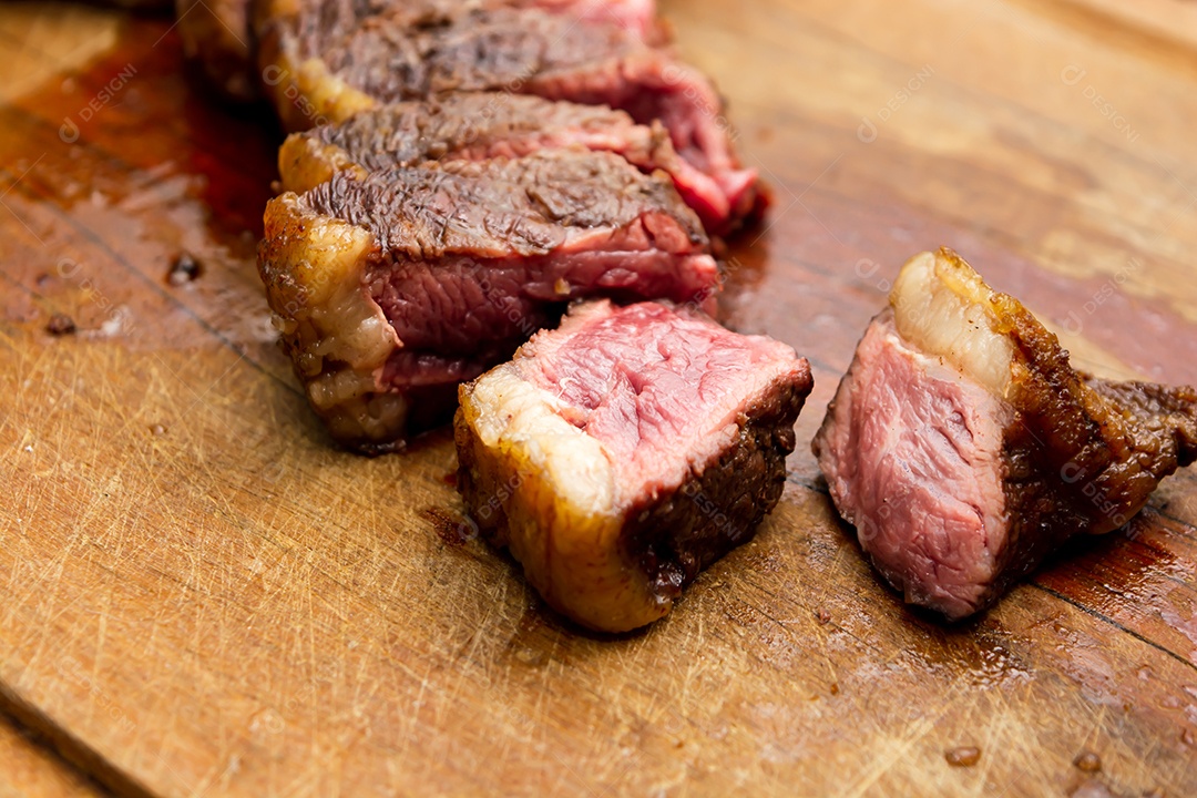 corte bife de picanha, cozimento de grau raro, ângulo alto
