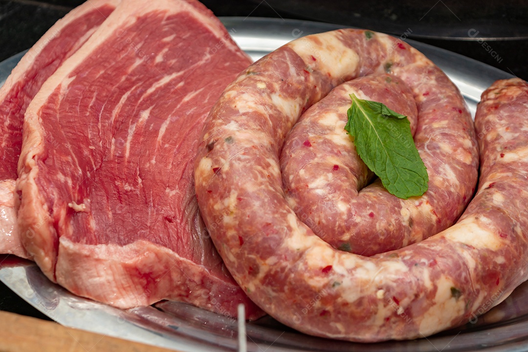 bifes crus vermelhos e linguiça, para churrasco