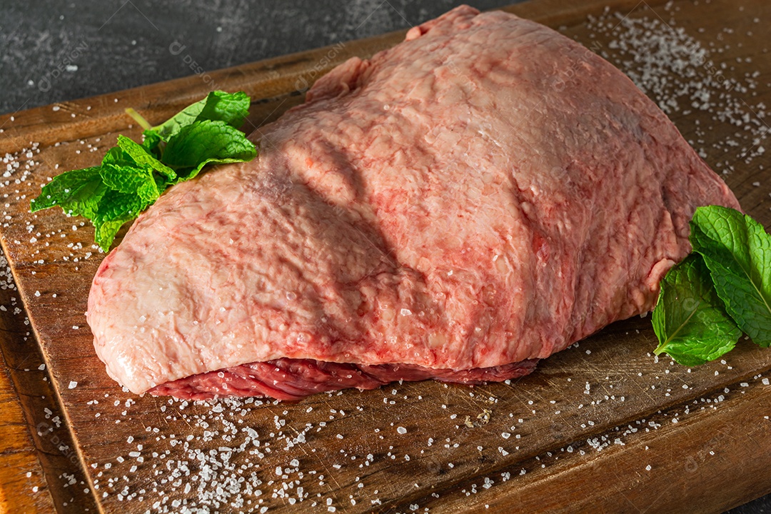 picanha inteira na tábua com sal e folha verde. maior ângulo
