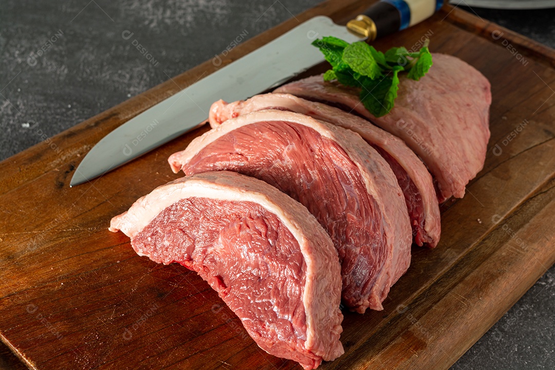 Picanha brasileira inteira, na tábua