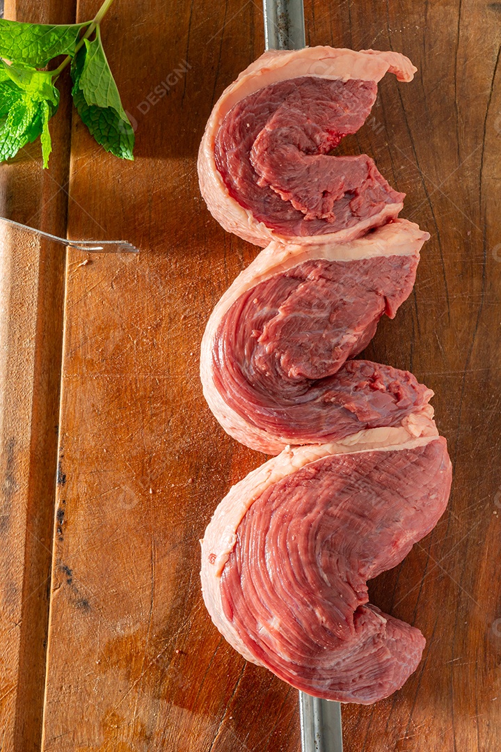 espeto de picanha com três bifes na tábua. maior ângulo