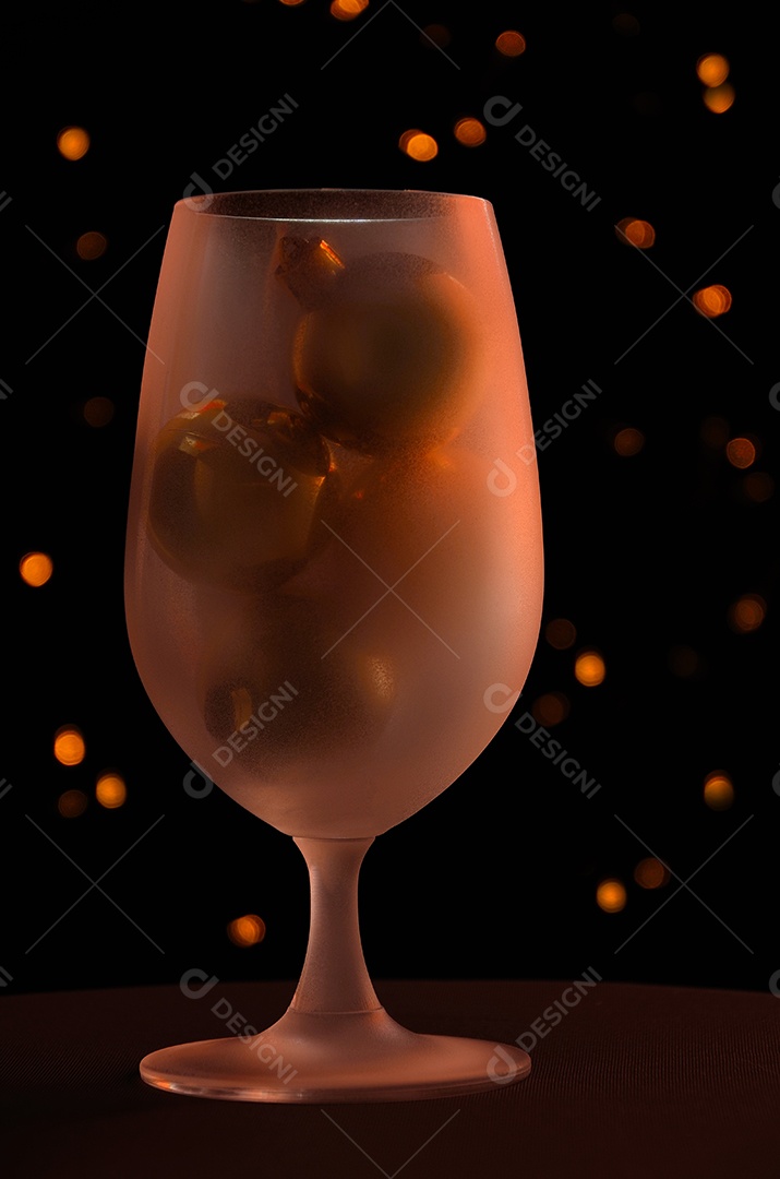 Taça copo bebida sobre fundo isolado preto