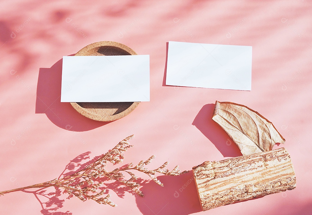 Postura plana de cartão de nome comercial de identidade de marca com flores e folhas secas