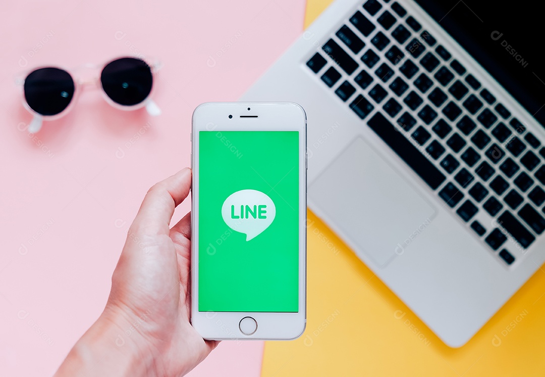 Mão segurando Smartphone com aplicativo Line