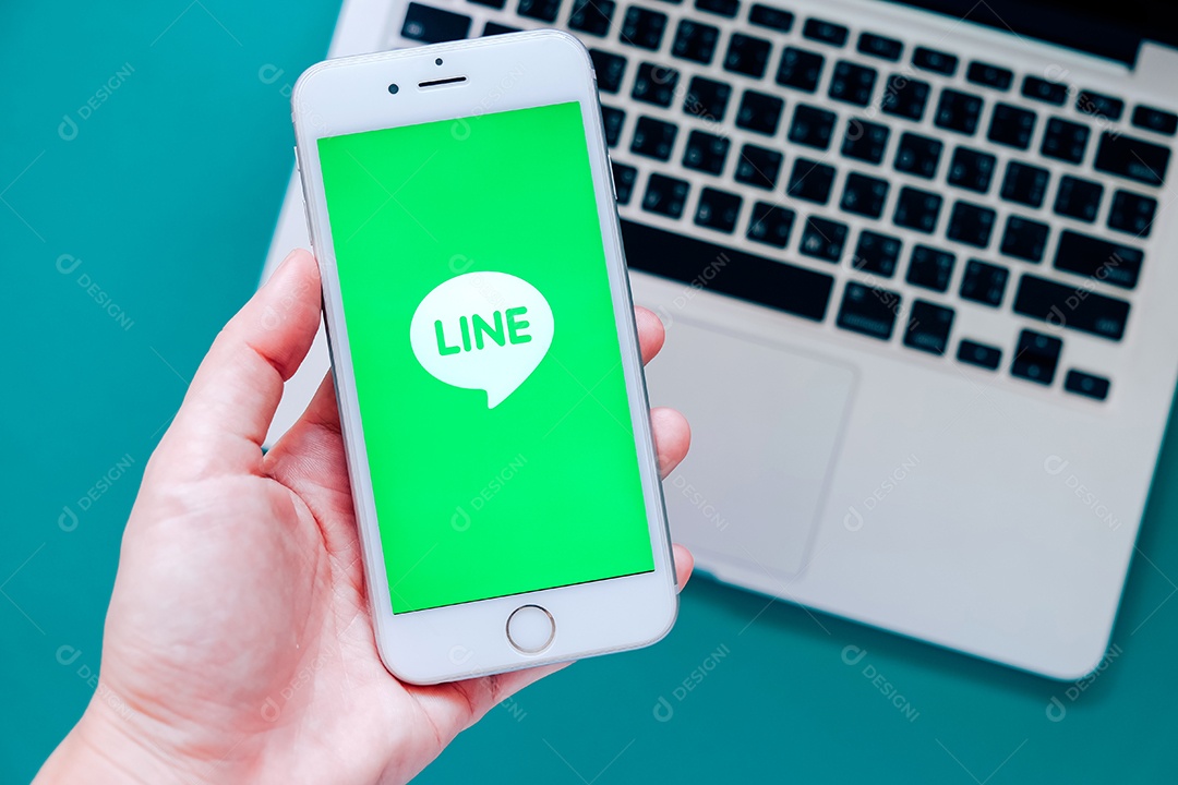 Mão segurando Smartphone com aplicativo Line, Line é um aplicativo