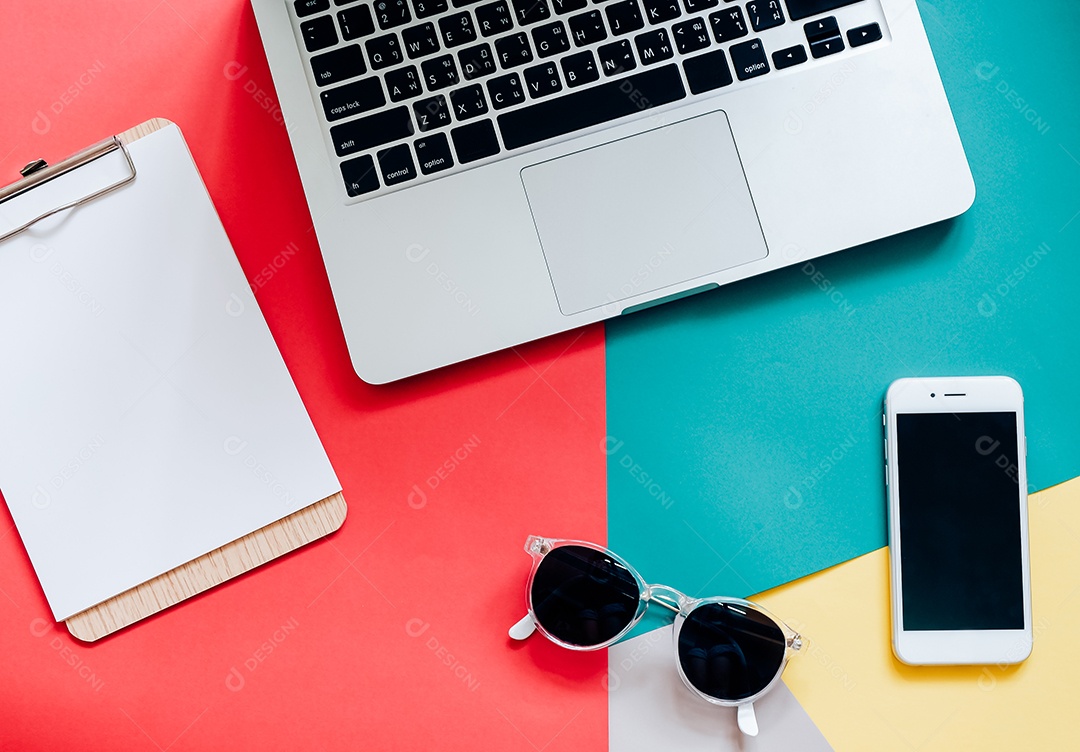 Estilo plano de vista superior da mesa de trabalho com laptop