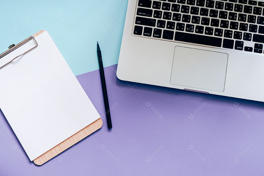 Estilo plano de vista superior da mesa de trabalho com laptop