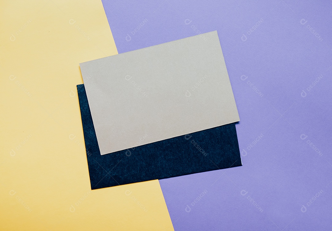 Envelope de cartão em branco com espaço de cópia em fundo de cor mínima