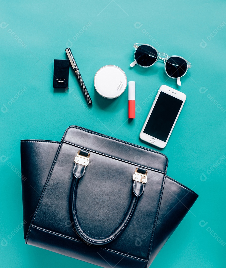 Postura plana de bolsa feminina de couro preto aberta