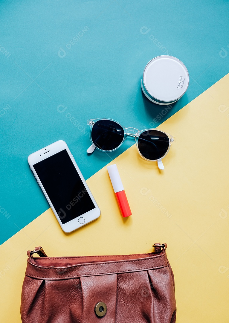 Postura plana de bolsa feminina de couro preto aberta