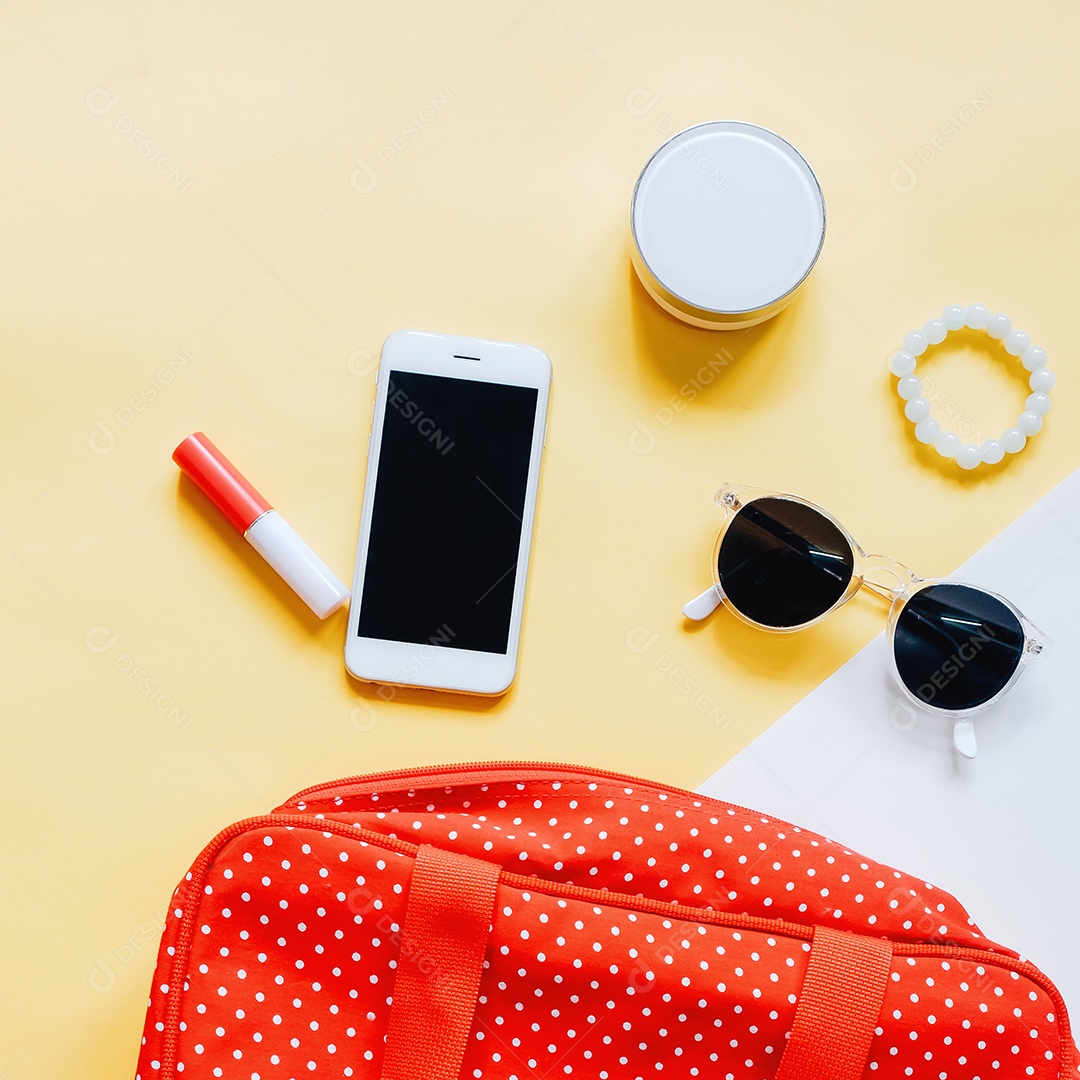 Postura plana de bolsa de mulher de bolinhas vermelhas aberta com cosméticos