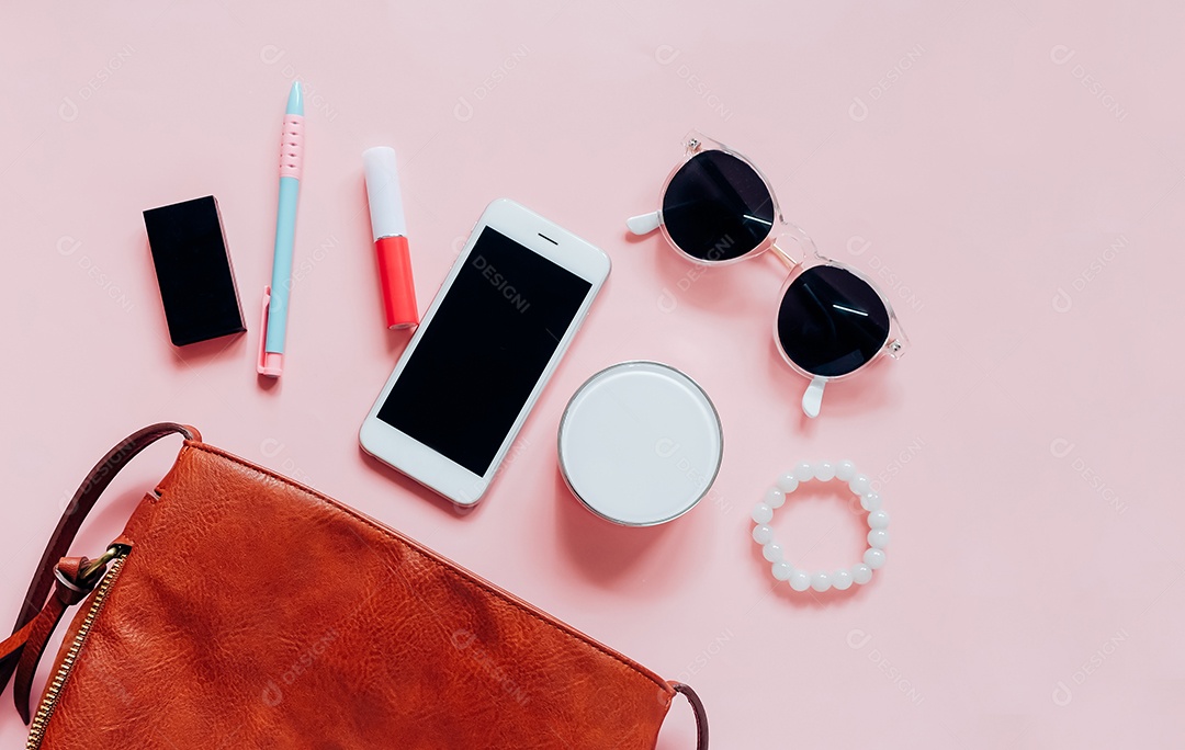 Postura plana de bolsa feminina de couro marrom aberta com cosméticos