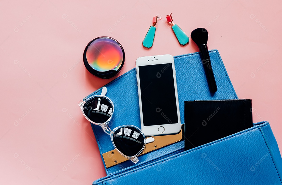 Postura plana de bolsa de mulher de couro azul aberta com cosméticos