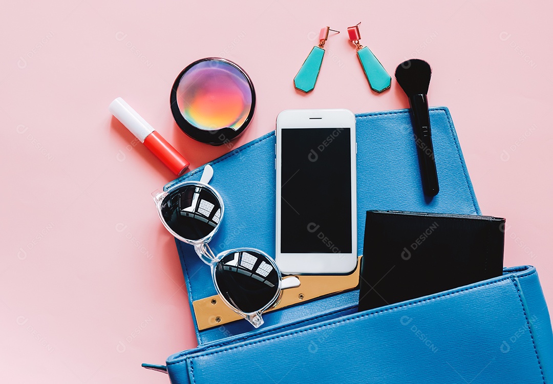 Postura plana de bolsa de mulher de couro azul aberta com cosméticos