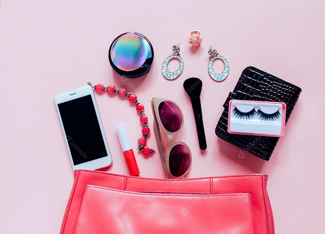 Conceito de moda: Postura plana de bolsa feminina de couro rosa aberta