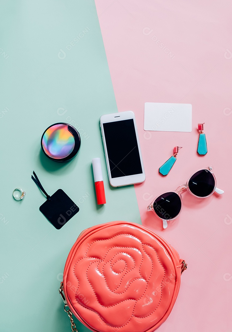 Postura plana de bolsa de mulher rosa fofa aberta com cosméticos
