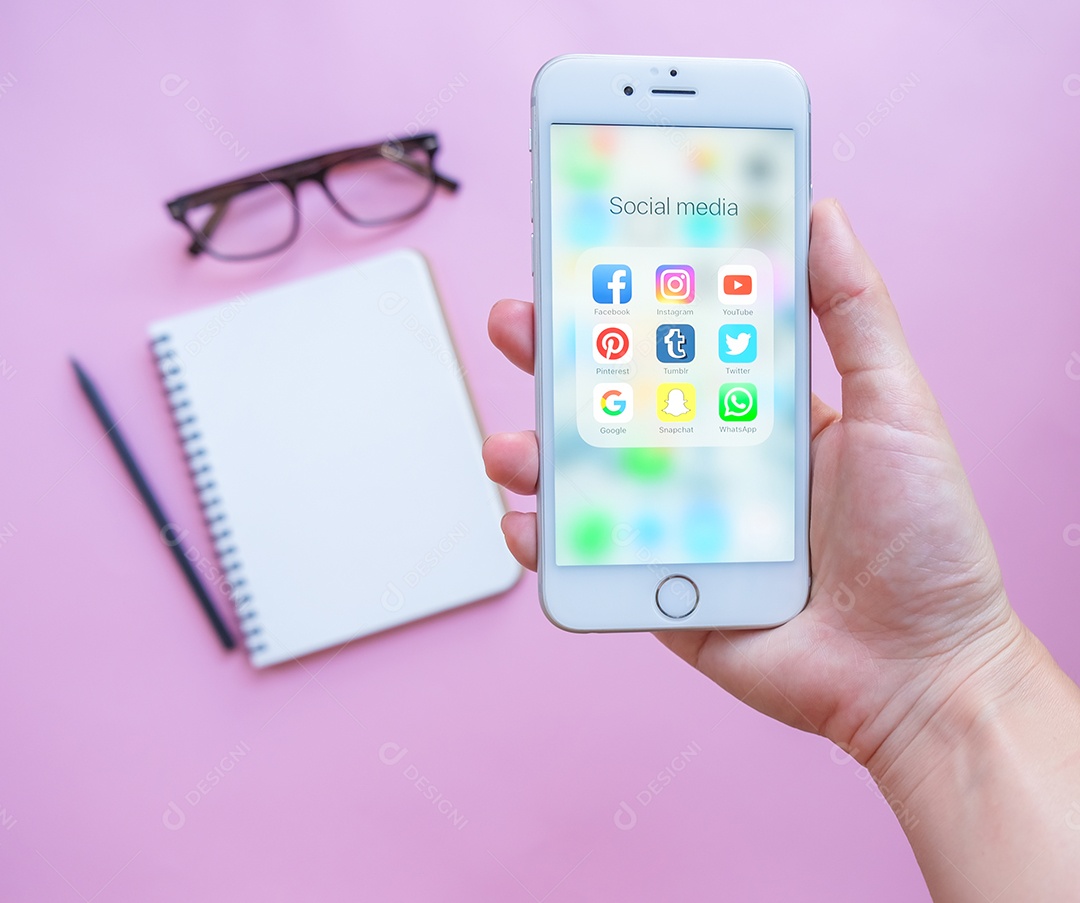 Mão segurando o Apple iPhone 6s com um grupo de ícones de redes sociais