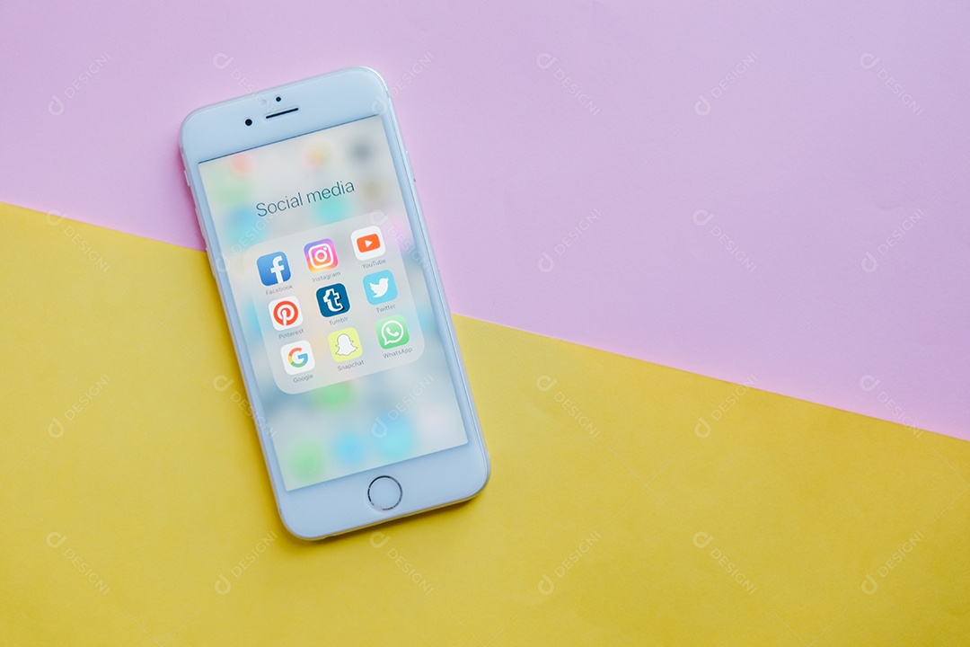 Grupo de ícones de redes sociais populares exibidos na tela do Apple iPhone 6s