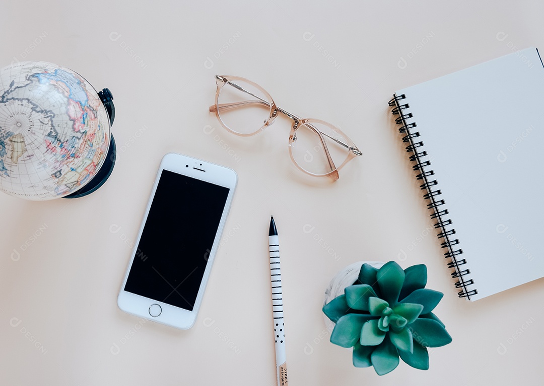 Postura plana de mesa de trabalho com smartphone, notebook, óculos