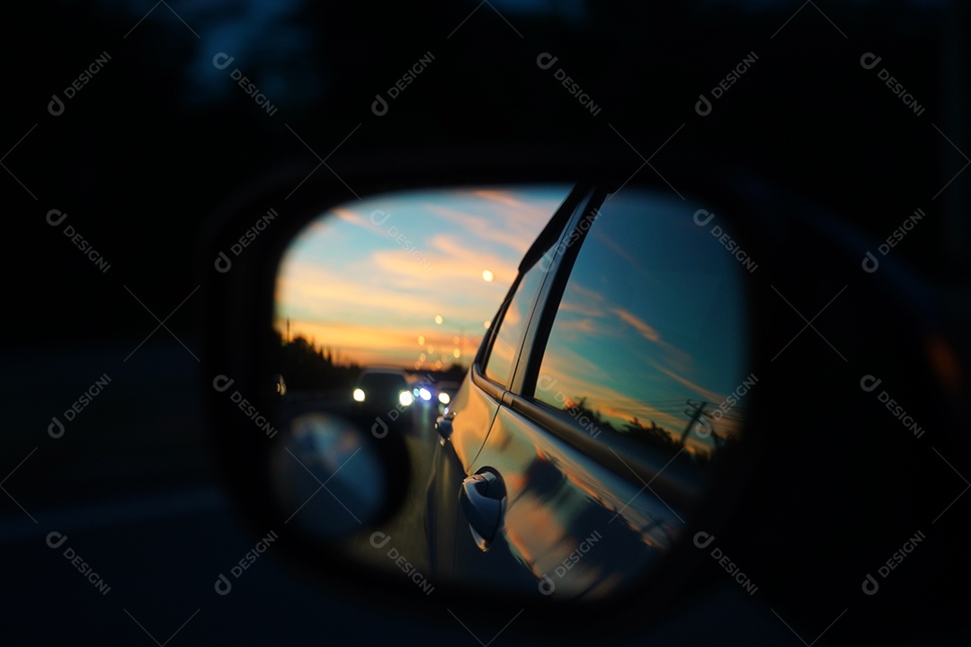 Vista pelo retrovisor do carro