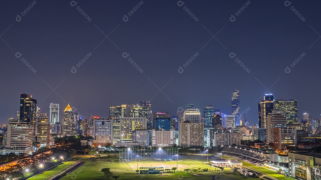 Paisagem da cidade iluminada à noite
