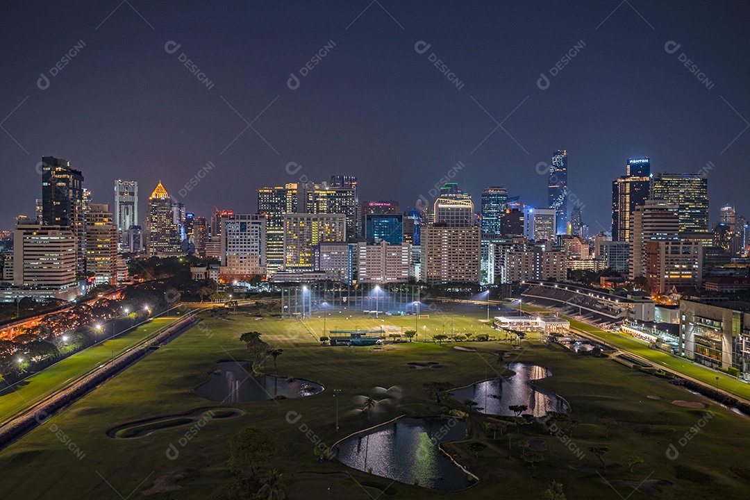 Paisagem da cidade iluminada à noite