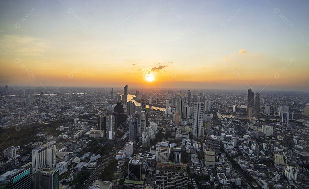 Bela paisagem urbana com vista aérea do pôr do sol e da noite crepuscular de Bangkok.