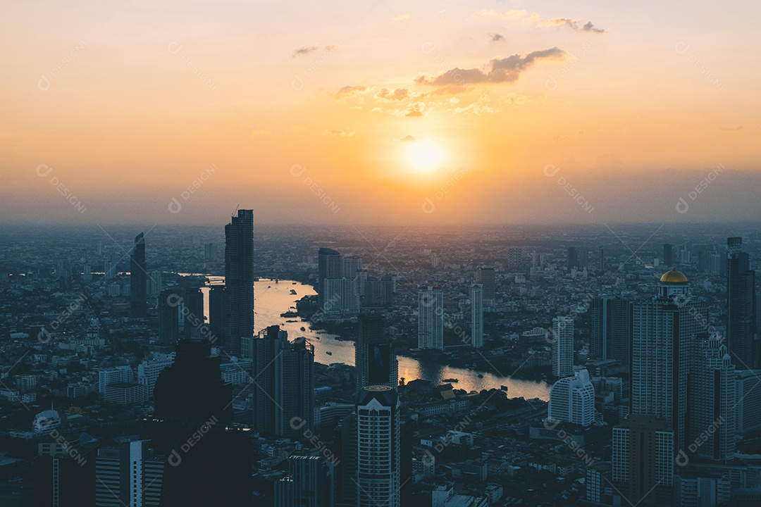 Bela paisagem urbana com vista aérea do pôr do sol e da noite crepuscular de Bangkok.