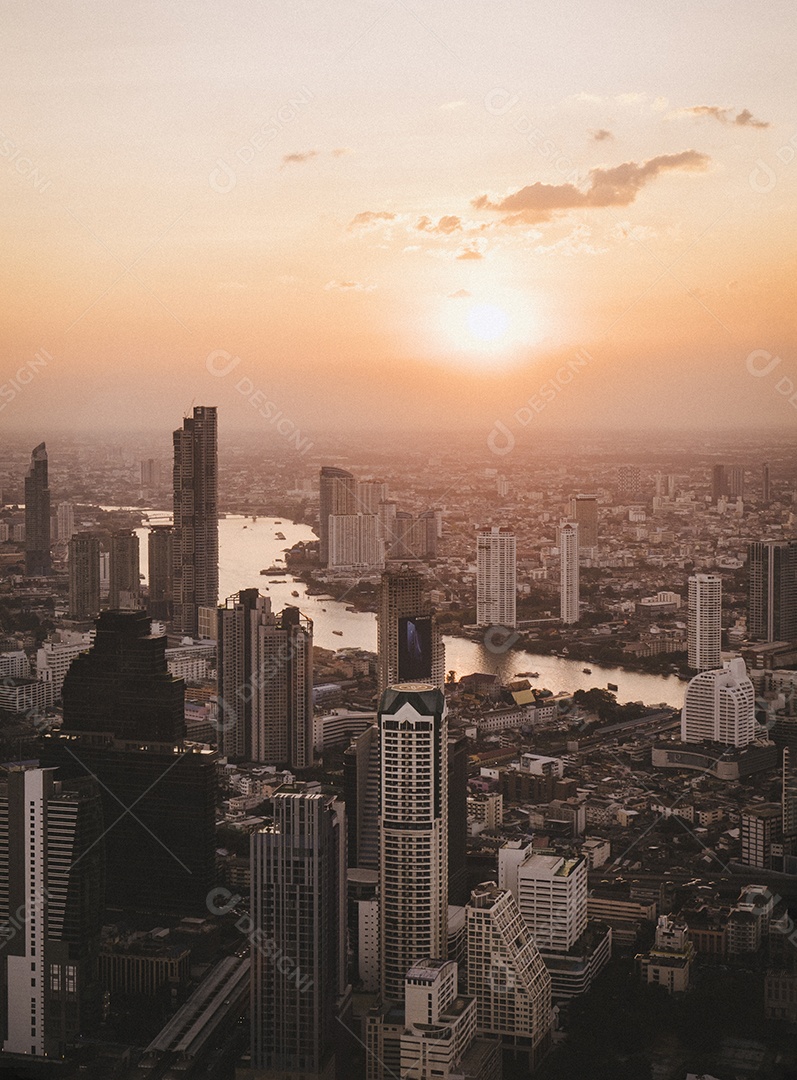 Bela paisagem urbana com vista aérea do pôr do sol e da noite crepuscular de Bangkok