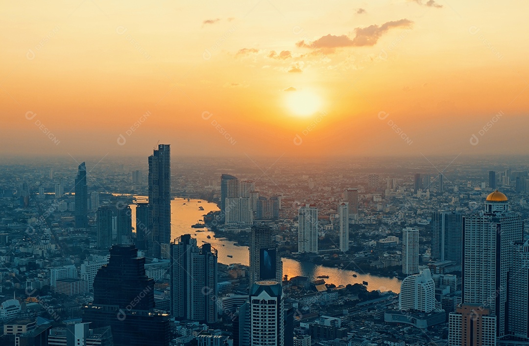 Bela paisagem urbana com vista aérea do pôr do sol e da noite crepuscular de Bangkok